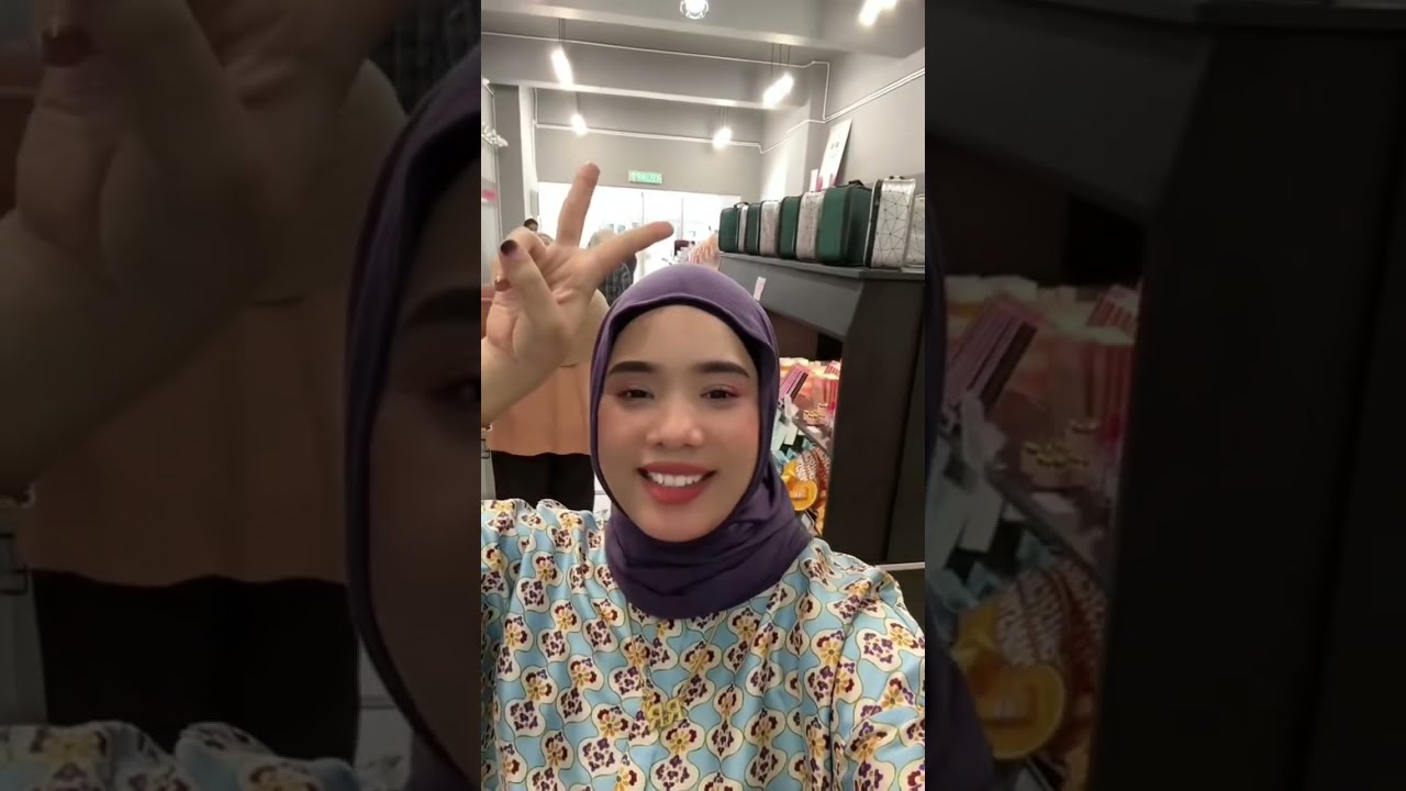 Rozyana Roslan tour kedai tunjuk product