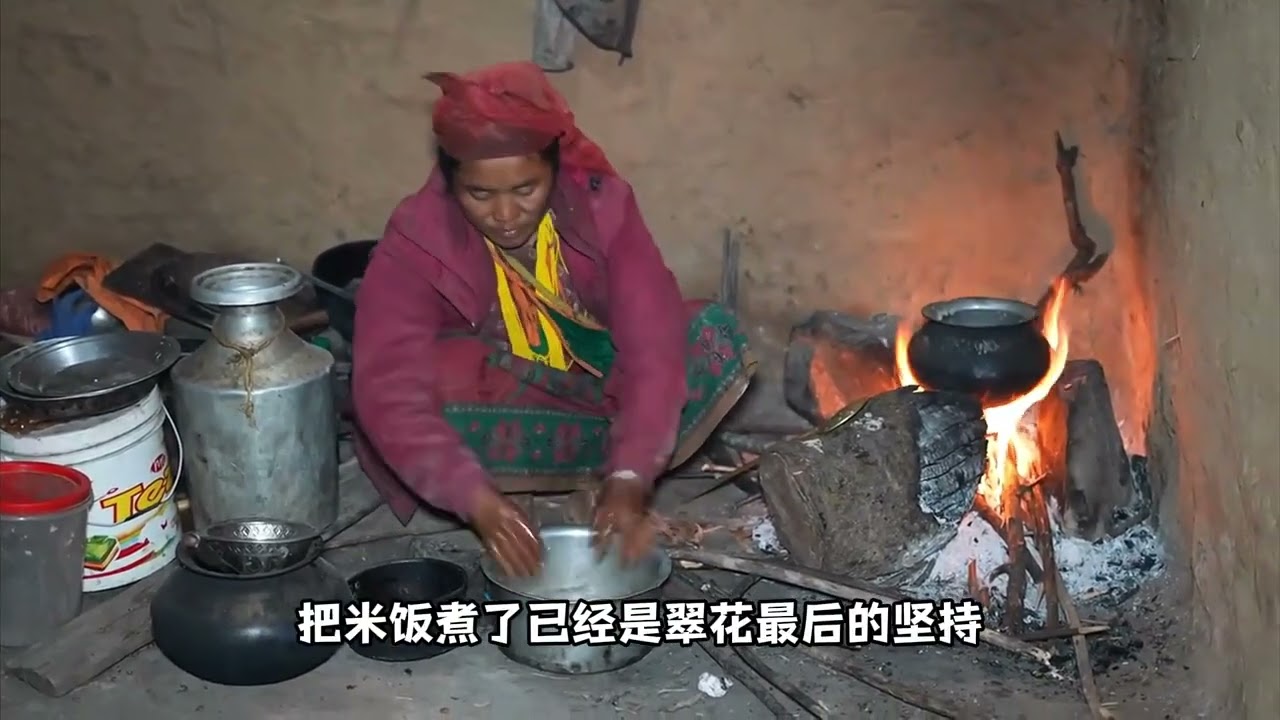 尼泊尔翠花干活累到精疲力尽，晚饭只能让二女儿做，太辛苦了#尼泊尔生活#乡村生活#大山里的原生态