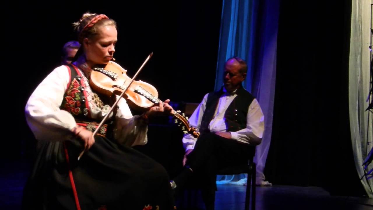 From Telemarkfestivalen 2014.Anne Hytta plays springar from Tuddal