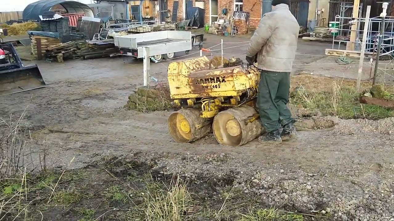 Weg bauen mit Betonrecycling und Rammax RW 1403 verdichtet.