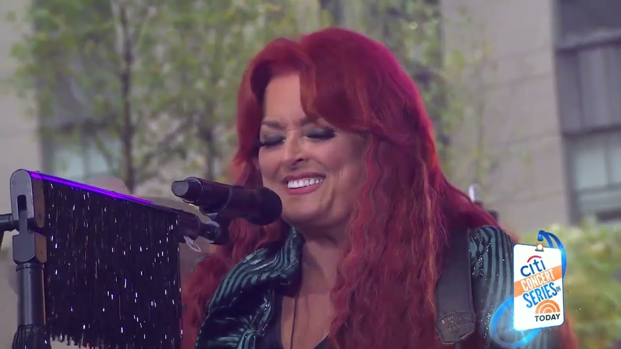 Wynonna Judd    Love Is Alive    LIVE