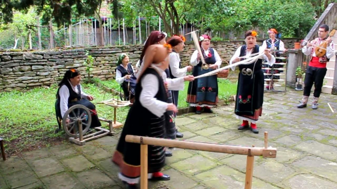 Traditional practices and beliefs - Winding up a warp upon a shaft of a loom (3) [BUL] MEDITELLER