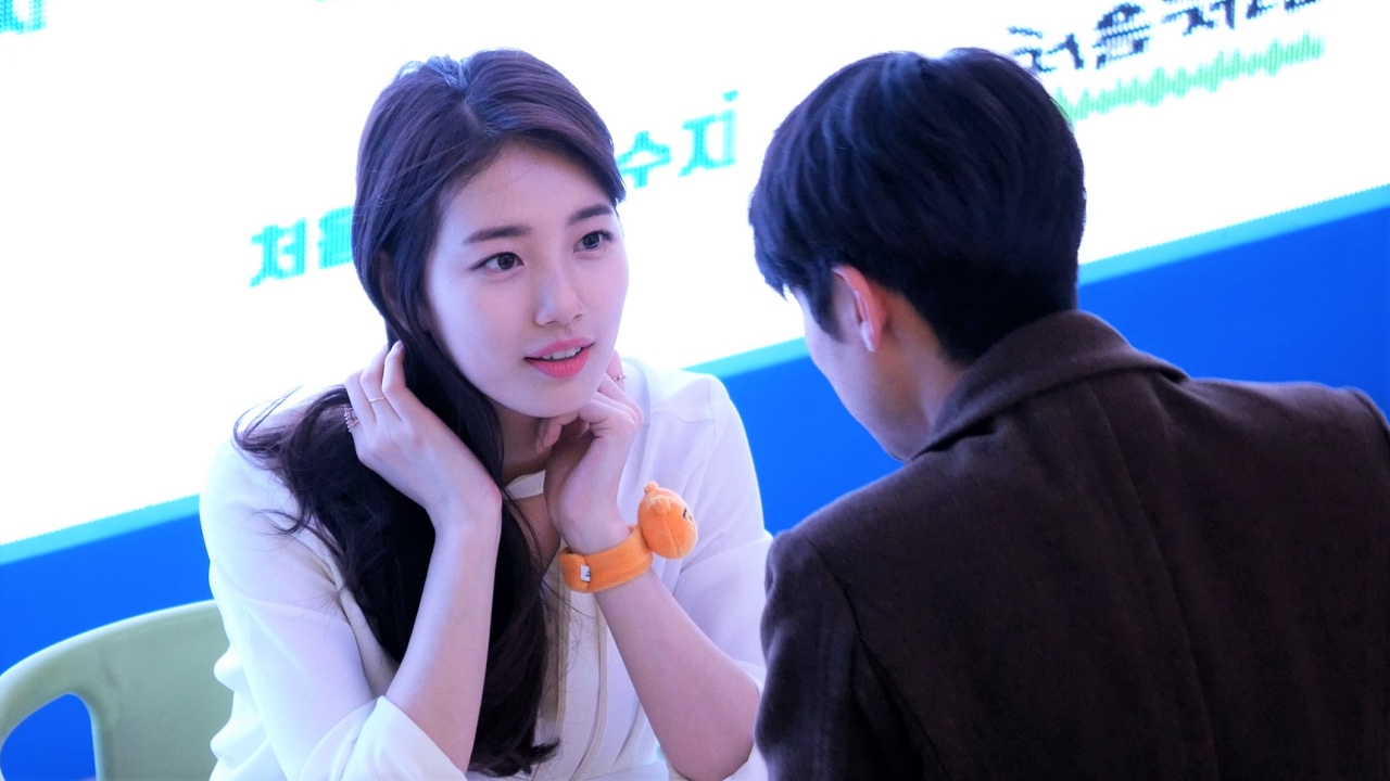 수지 Suzy 직캠 fancam: 팬사인회 Fan Sign Event: 롯데 월드타워 1층 아트리움: 처음처럼: 170214