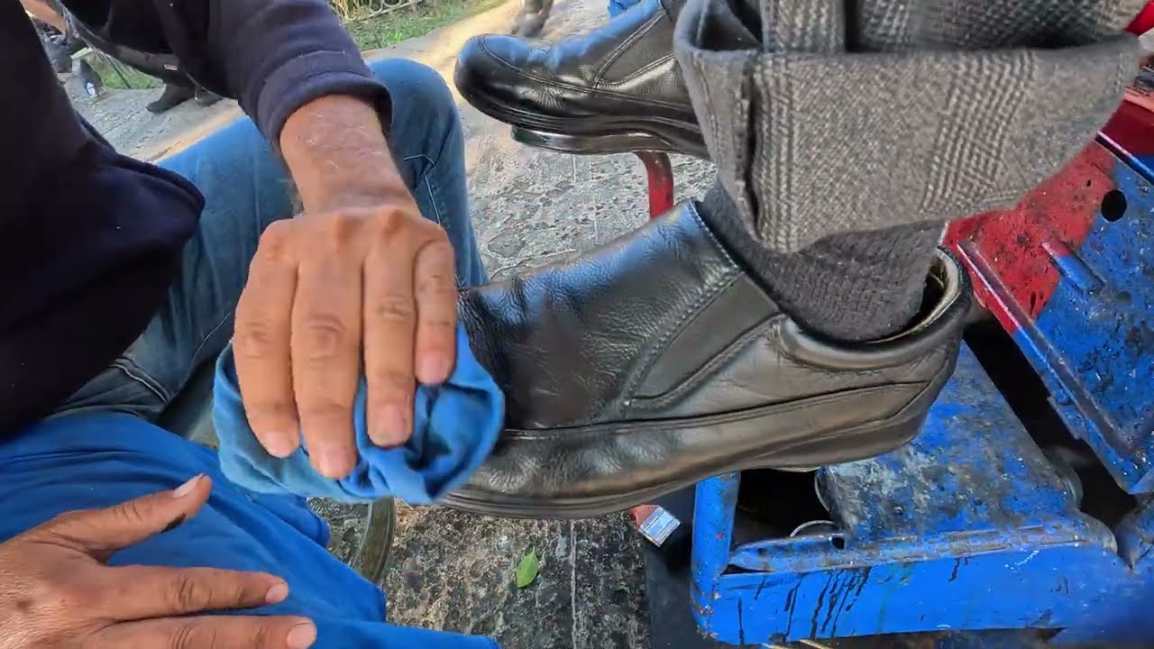 Relaxing Shoe Shine Sounds in a Crowded Mexican Park