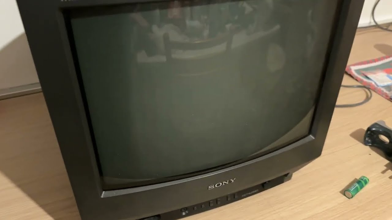 Auguri di Natale dal passato! Sony Trinitron KV14T1A capta canali degli anni 80!