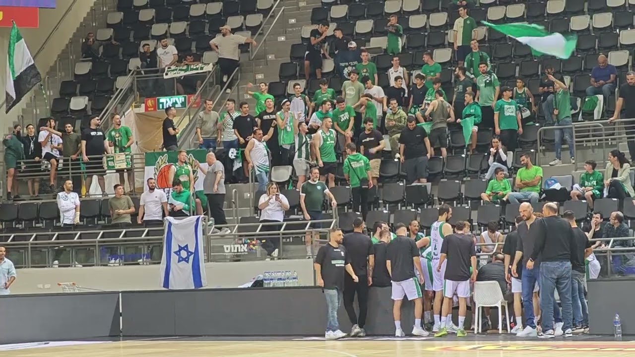 הקהל הירוק של מכבי חיפה בכדורסל במשחק מול הפועל גלבוע ברוש בהיכל רוממה חיפה