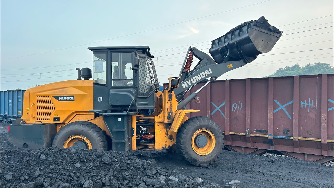 Newly Launched Hyundai&rsquo;s 3 Ton Wheel Loader HL930I performing Coal Loading in India