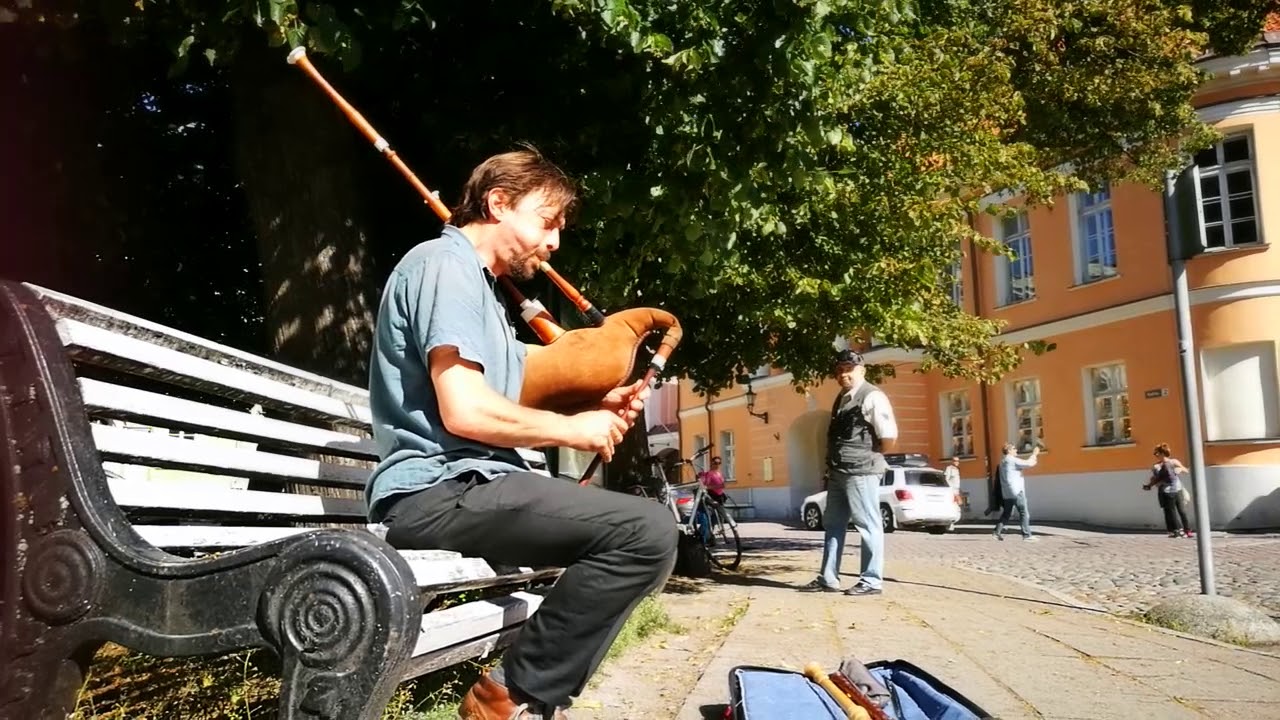 Stefan Timmermans playing in Tallinn old town summer 2017_IV