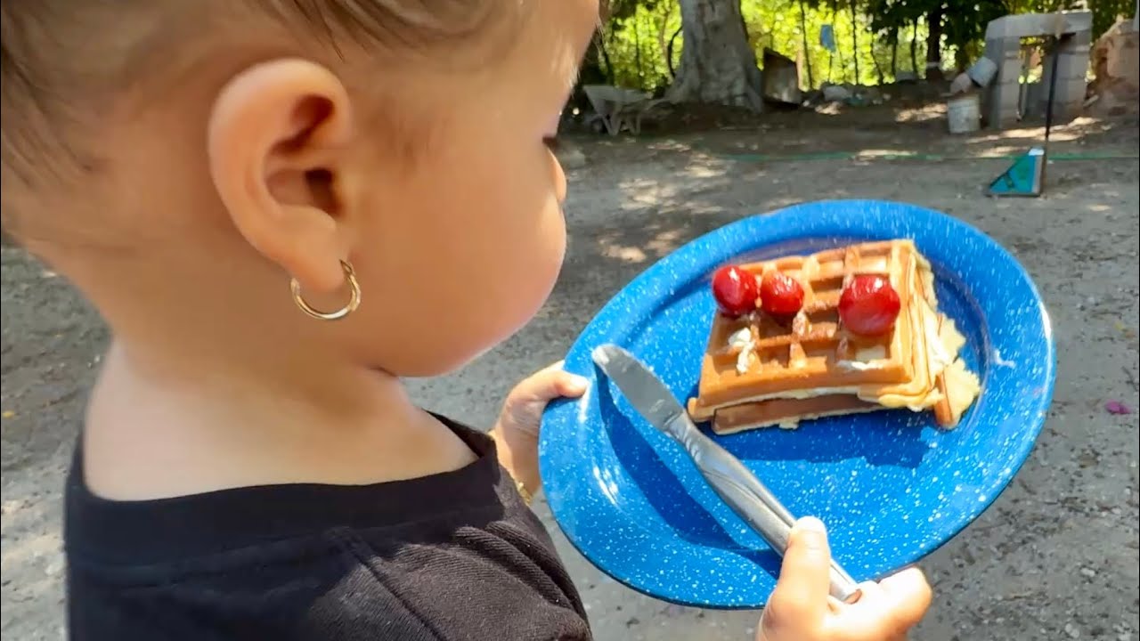 Desayuno para don Benny: Waffle con licuado de fresa