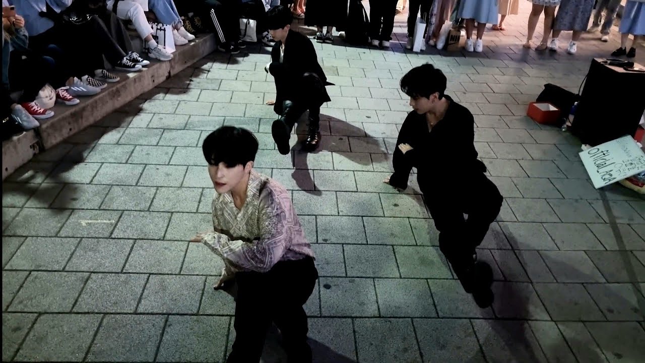 TUESDAY. AQA. BEAUTIFUL CAPTIVATING BUSKING. HONGDAE STREET.