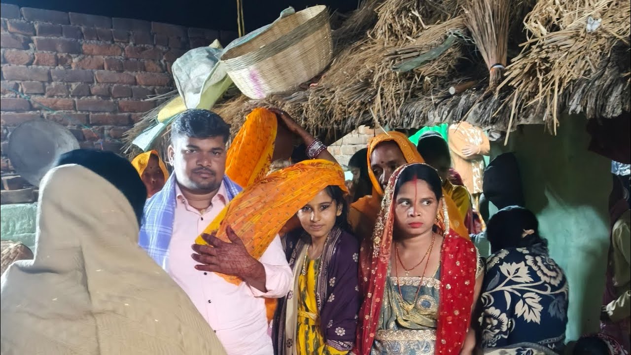 ढेर सारी गाली गलौज हंसी मजाकों के साथ हम लोग निकल गए करने के लिए मटकोर के लिए आप सभी भी 