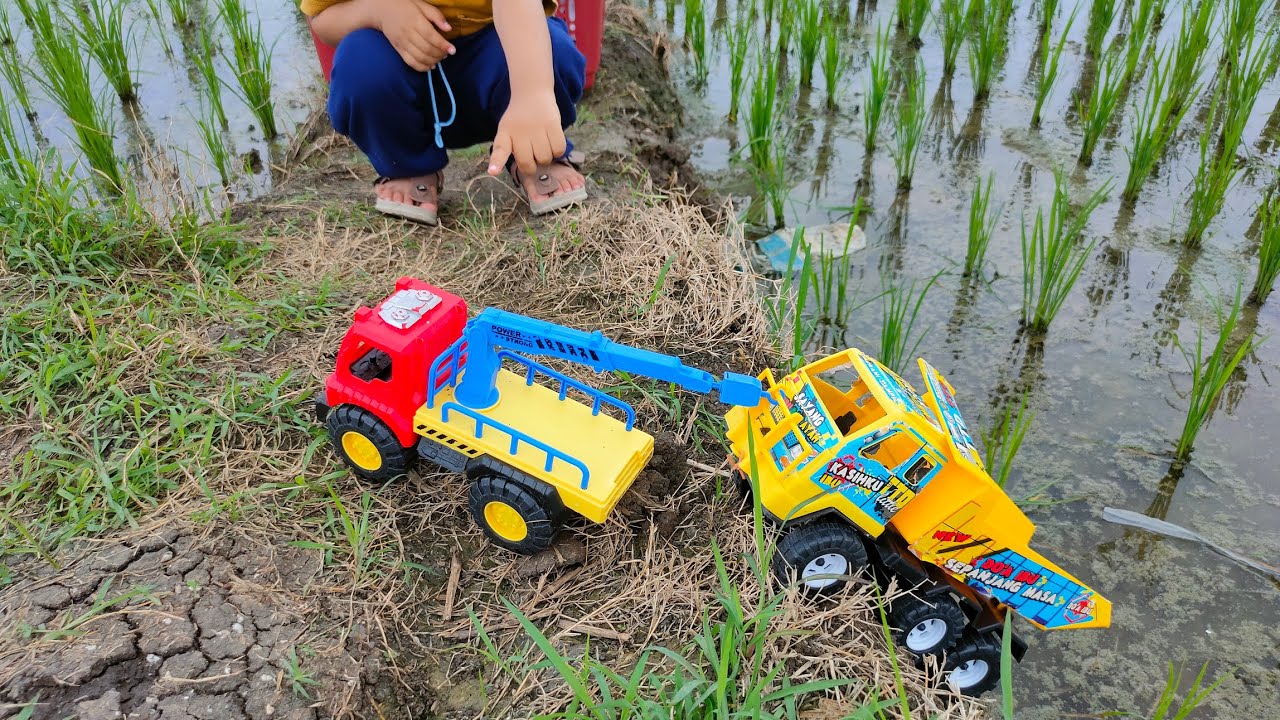 “WOW! Dump Truk Masuk Sawah, Truk Penolong Datang Menarik!”