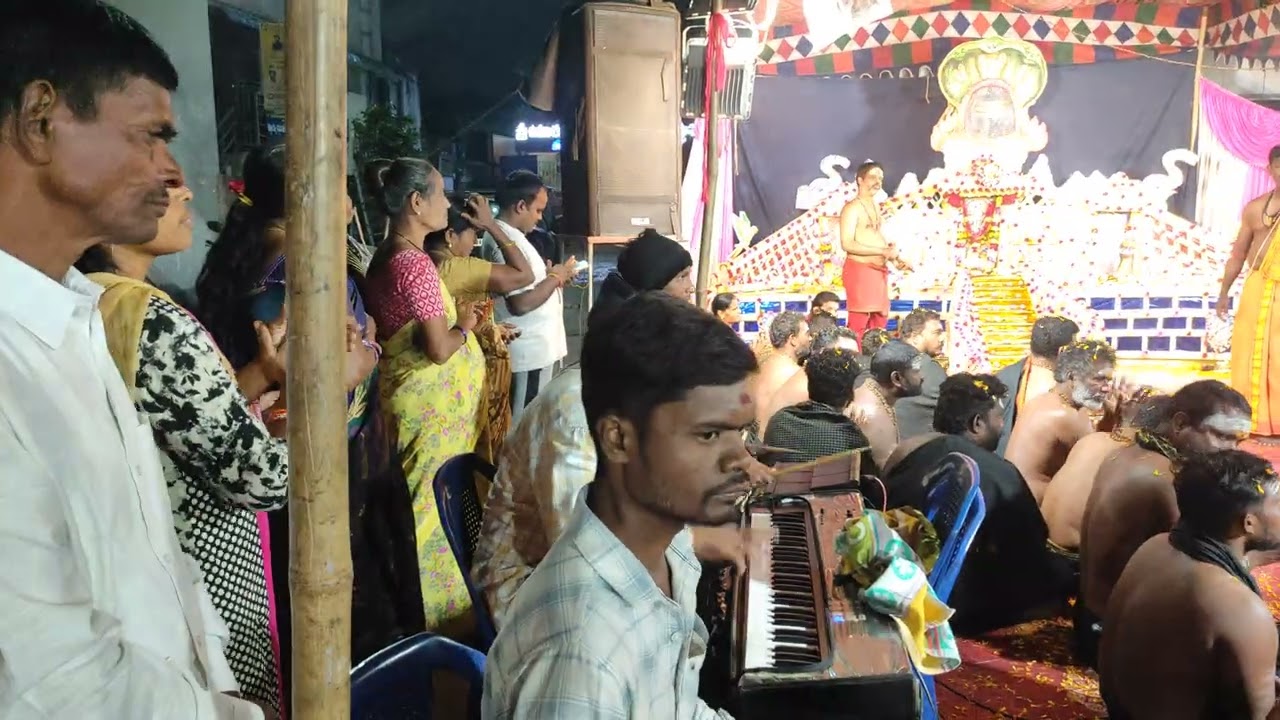 శ్రీకాకుళం, గుడి వీధిలో, భవానీలు,అయ్యప్ప స్వాములు పూజలు.  