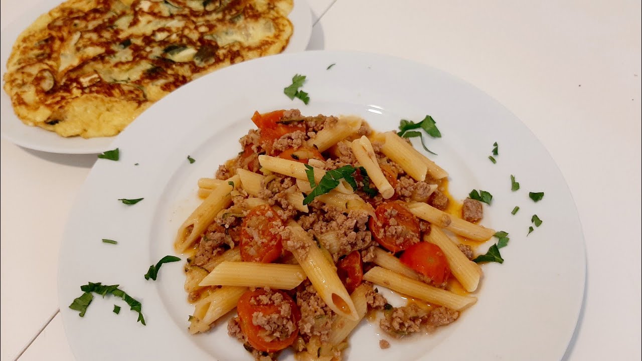 Oggi Pasta con carne trita zucchine e pomodori e frittata di zucchine