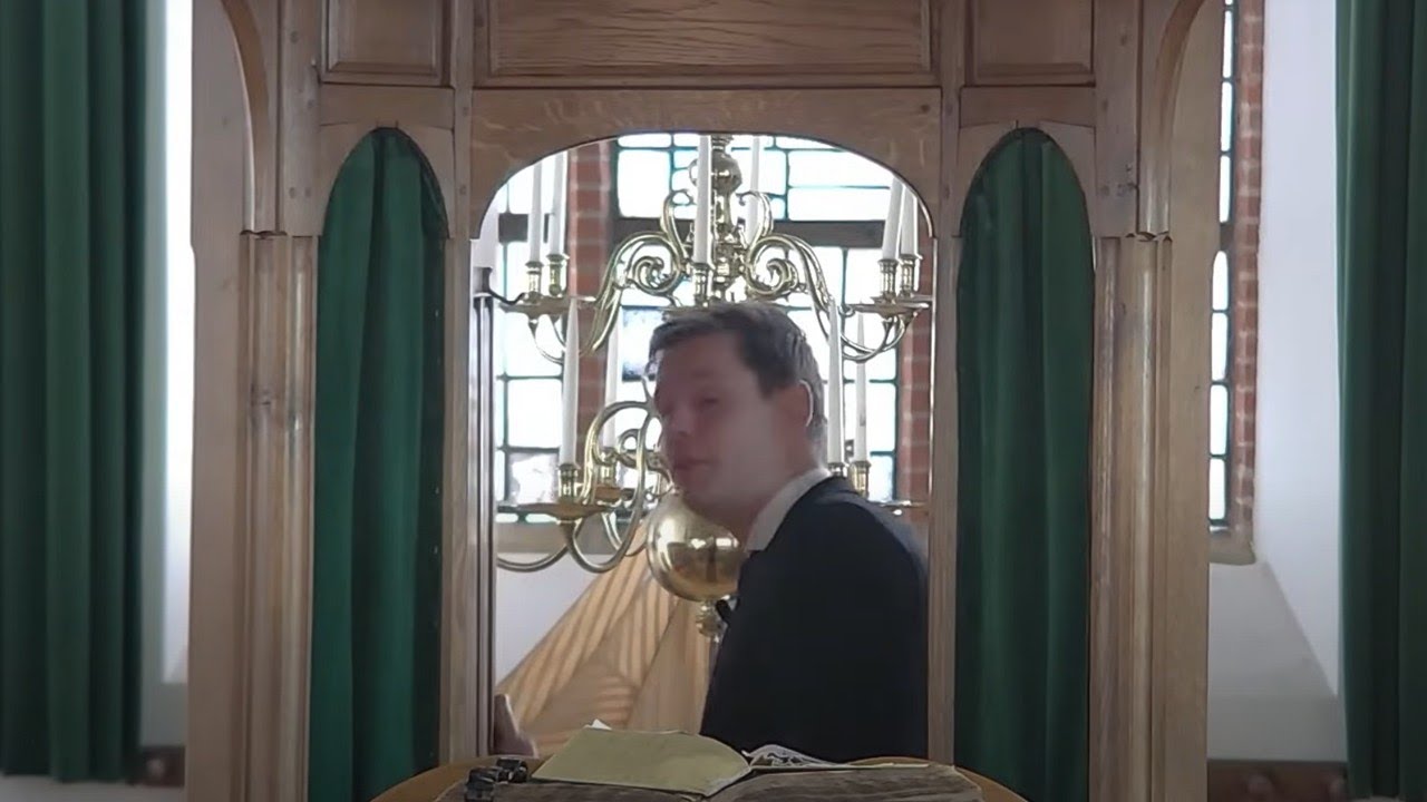 Ik kreeg klachten dat ik 't deurtje altijd achter mij dicht doe. Kijk eens dames, ik doe hem nu open