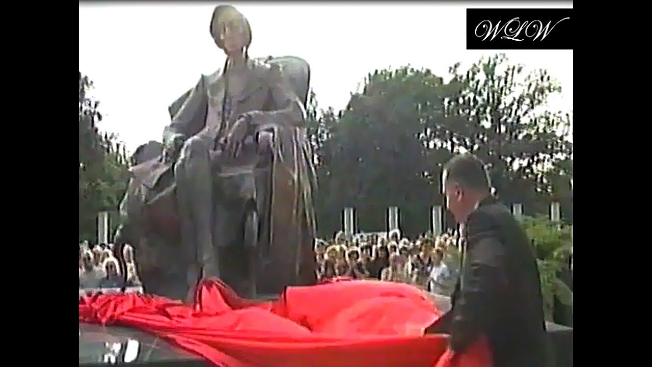 Wojciech Dzieduszycki odsłania pomnik Chopina - Wrocław - Park Południowy 5.09 2004