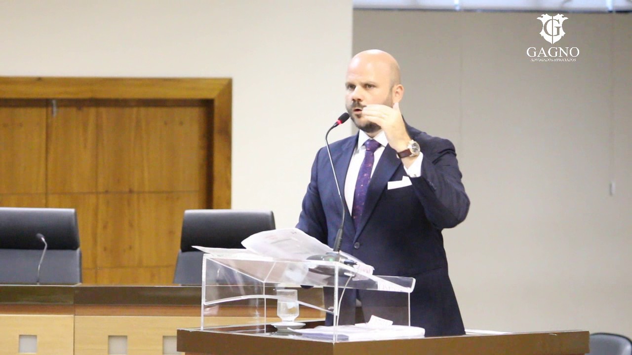 Defesa de uma revisão criminal para anular o julgamento do tribunal.