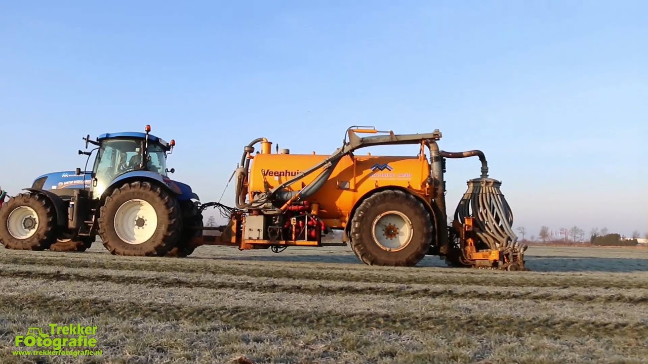Loonbedrijf Maurice Land aan het grasland bemesten