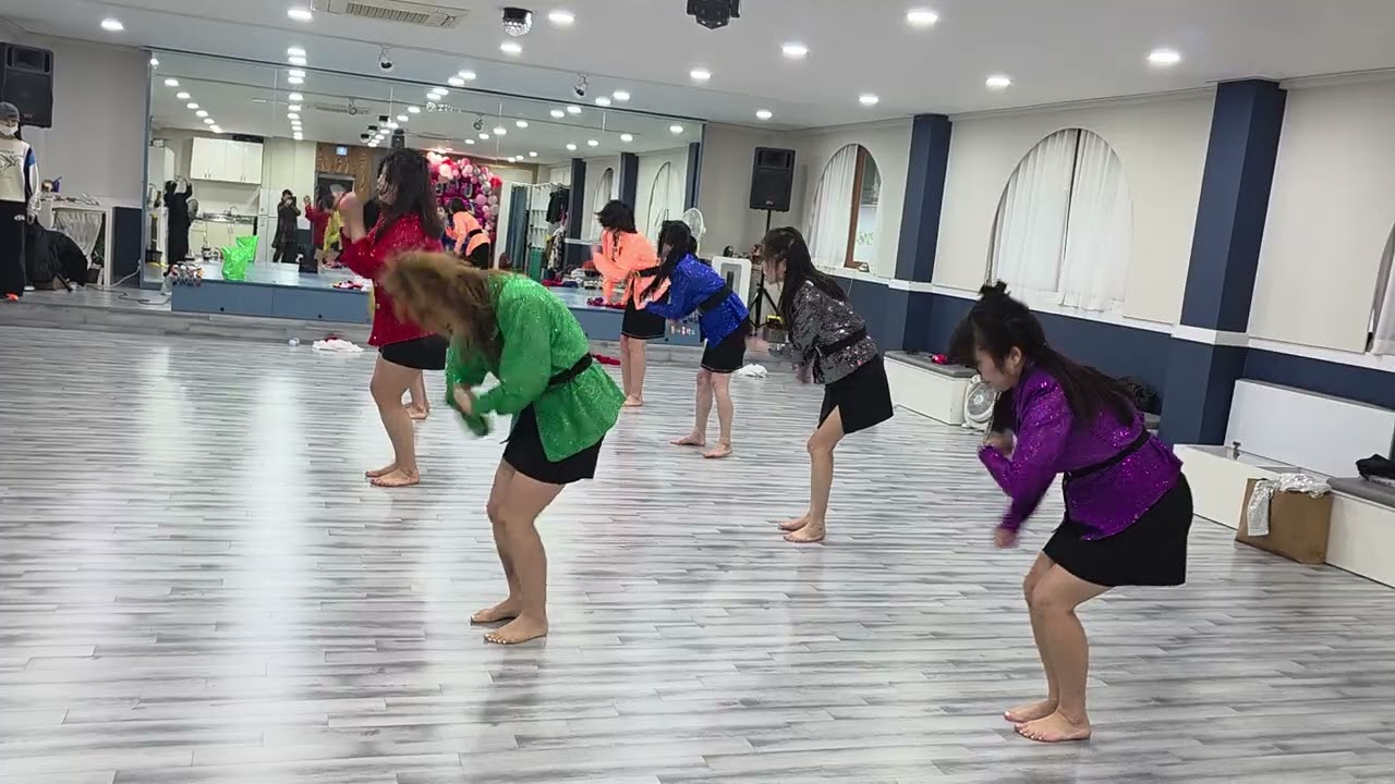 V. 셀럽파이브 (셀럽이 되고 싶어)를 포항민들레로타리클럽 7공주가 재현하다.