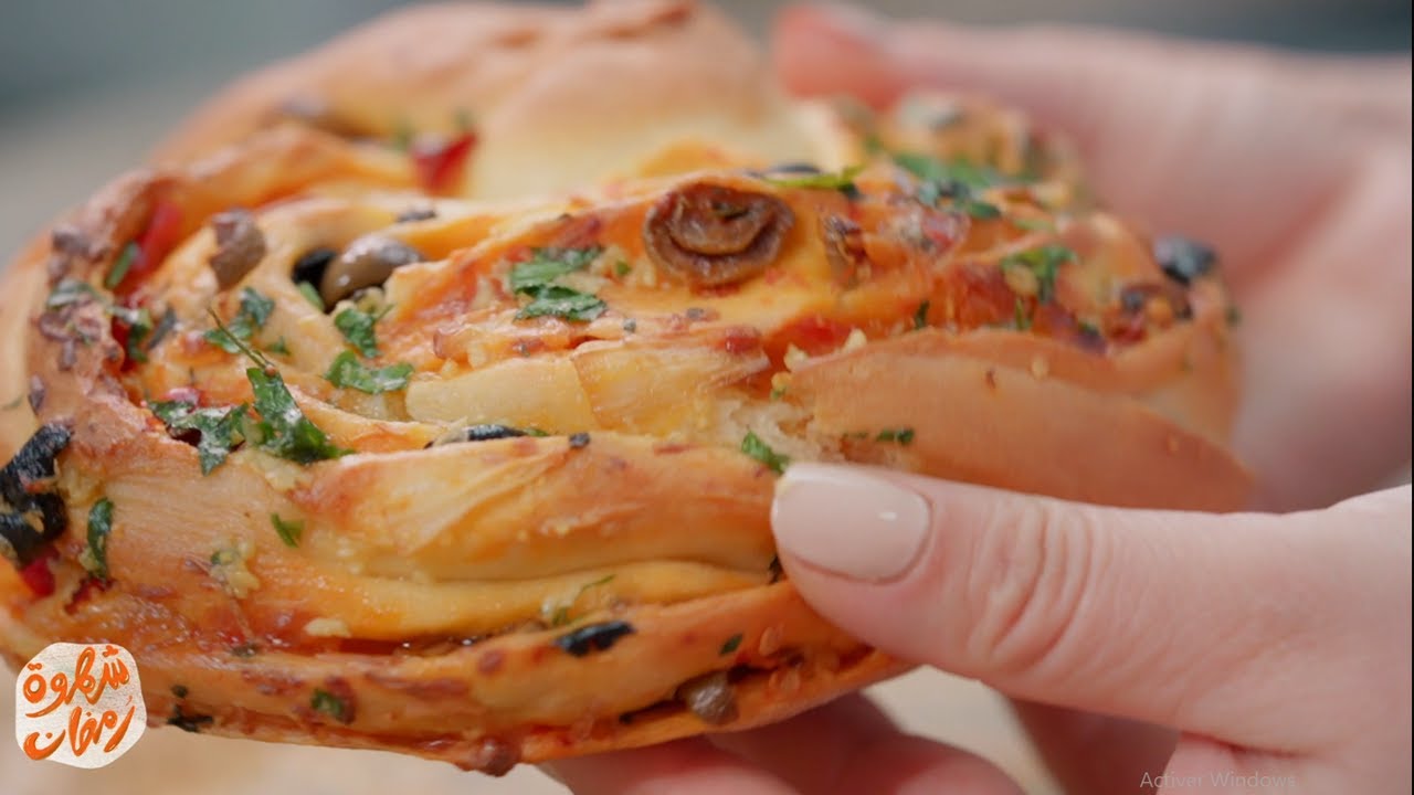 Pain aux oignons, olives et persil - خبز بالبصل والزيتون والبقدنوس