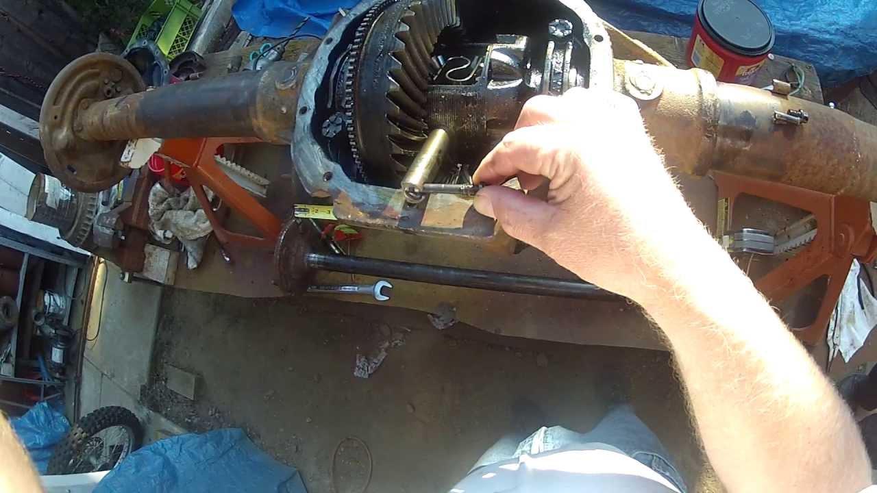 Ford Ranger 7.5 axle, crosspin out, C-clips out, axles out. GOPR0444