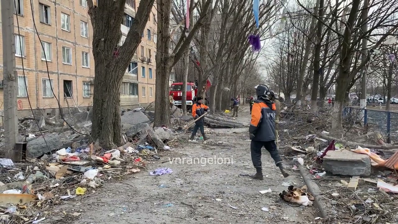 Donetsk: razzi ucraini sulla città, devastato un condominio (30.03.22)