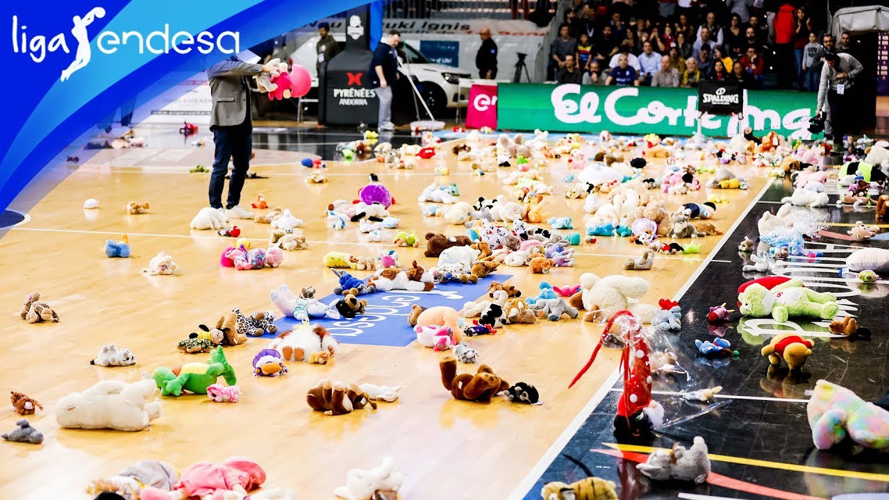 Lluvia de peluches en Andorra | Liga Endesa