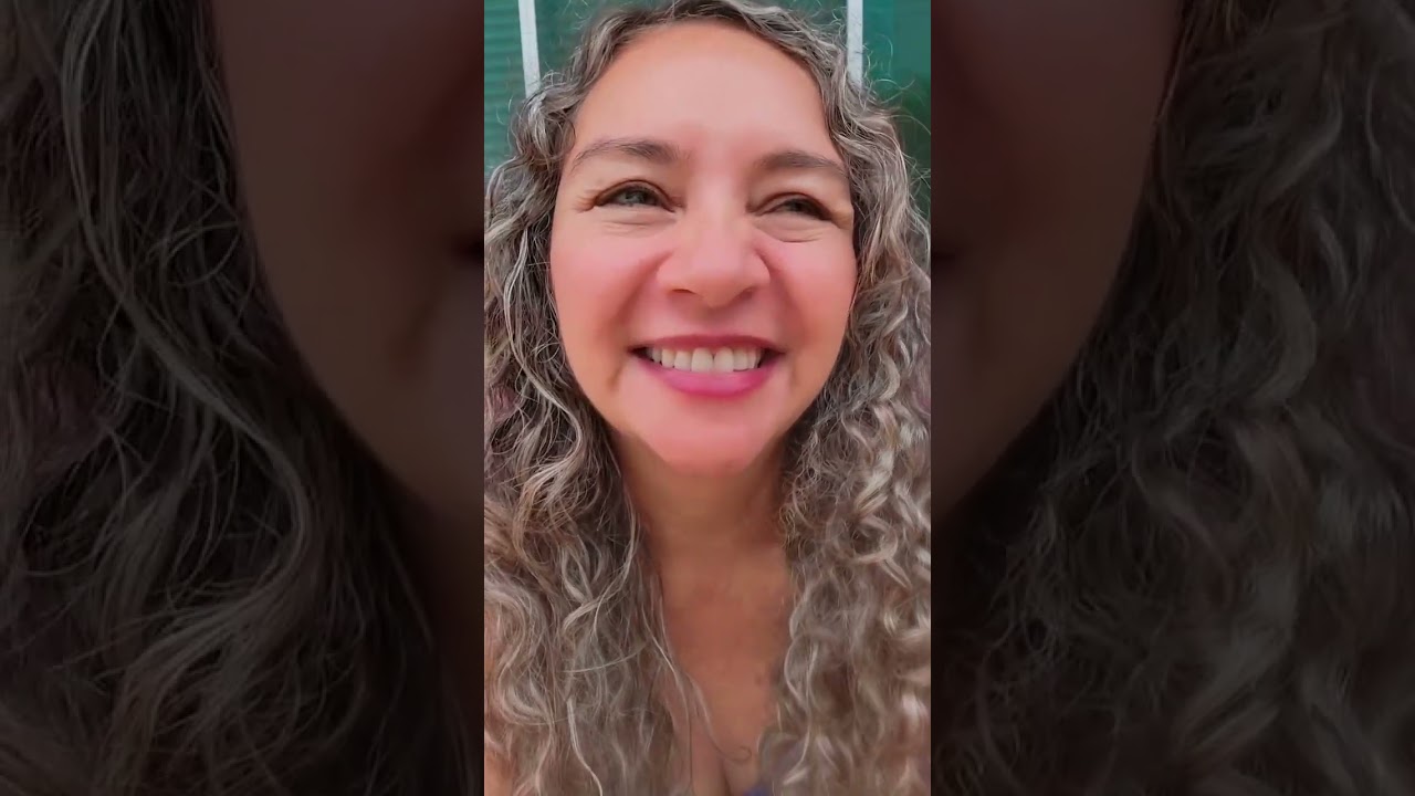 Nosso Deus do nada ele faz tudo. 