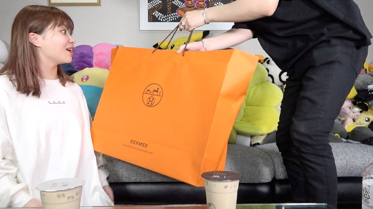 エミリンといつも通りウーバーイーツ頼んだらエルメスの誕プレ届くドッキリww
