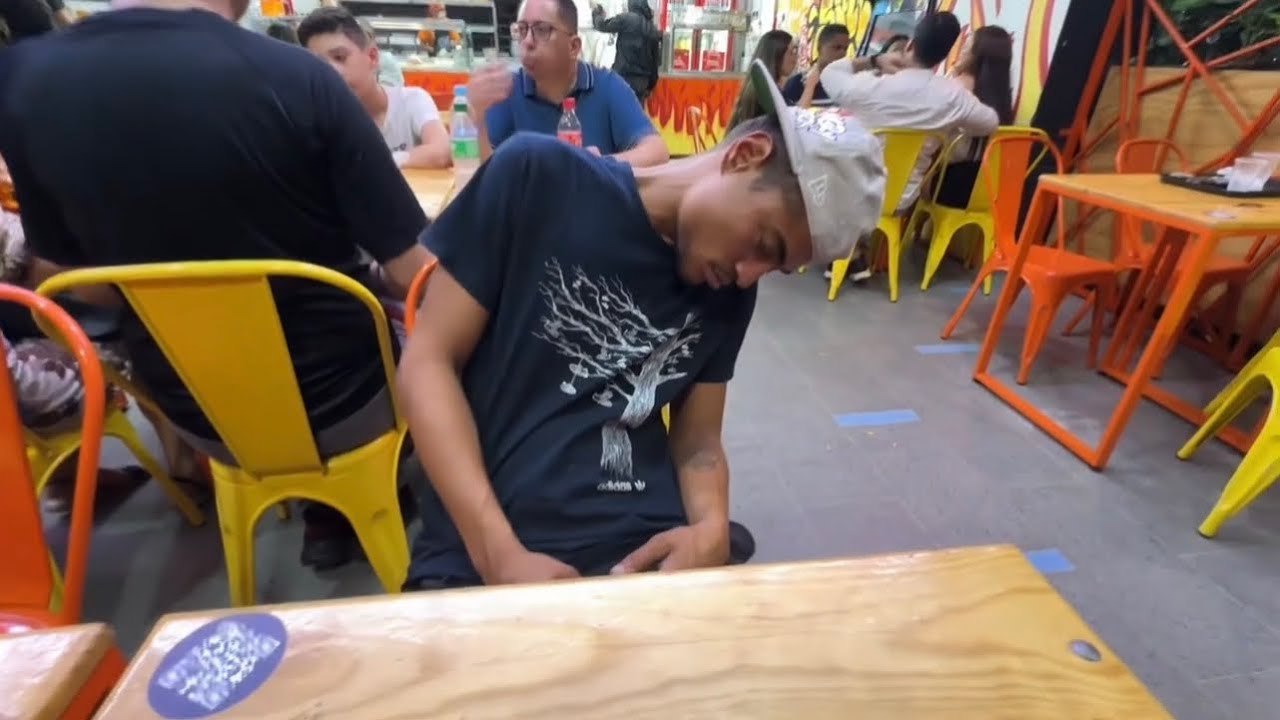 ¡Llevamos a comer A Un Habitante de Calle Y Se queda dormido!