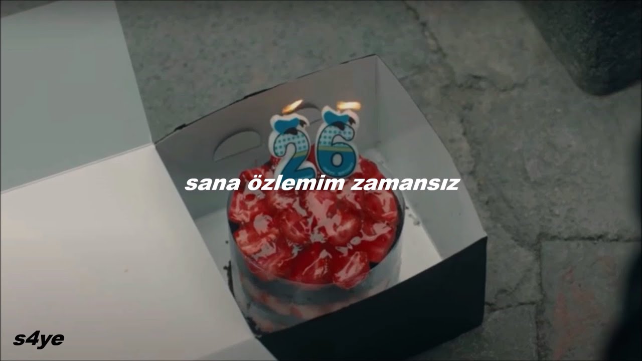 beni görmedin hiç yalnız, beynim bi mezarlık.. senden uzak, bana yakın.  | mavi & kum