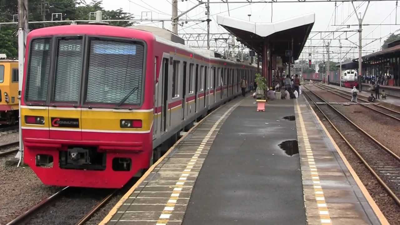 ジャティネガラ駅を通過する貨物列車 Passage freight train at jatinegara station