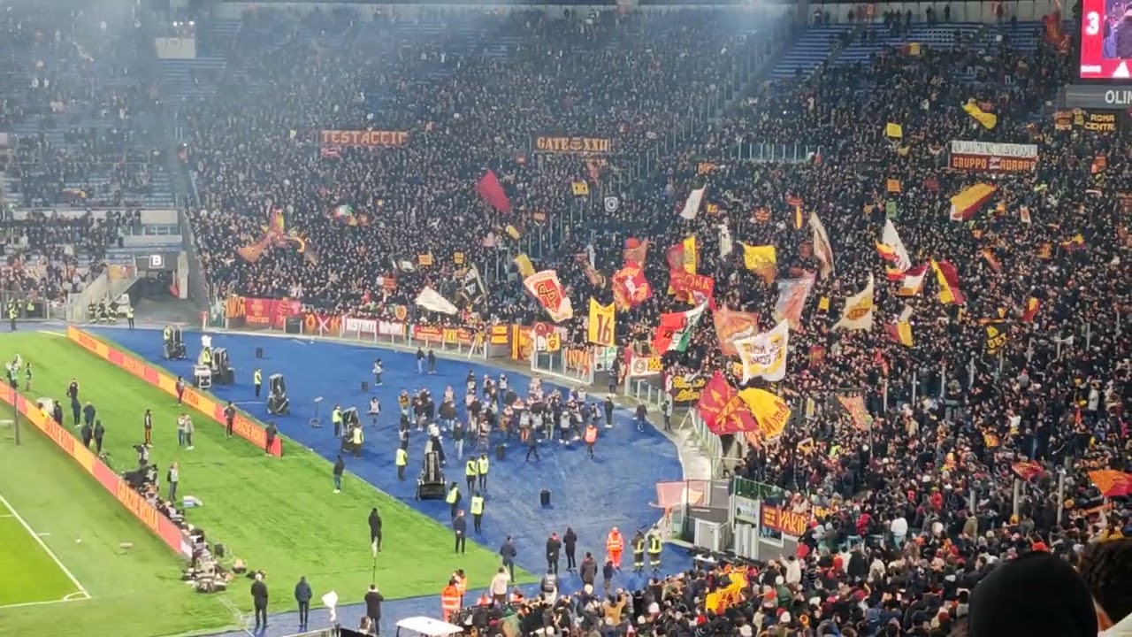 Roma Genoa da brividi: a fine gara De Rossi sotto la Sud con la Roma in mezzo al campo ad applaudire