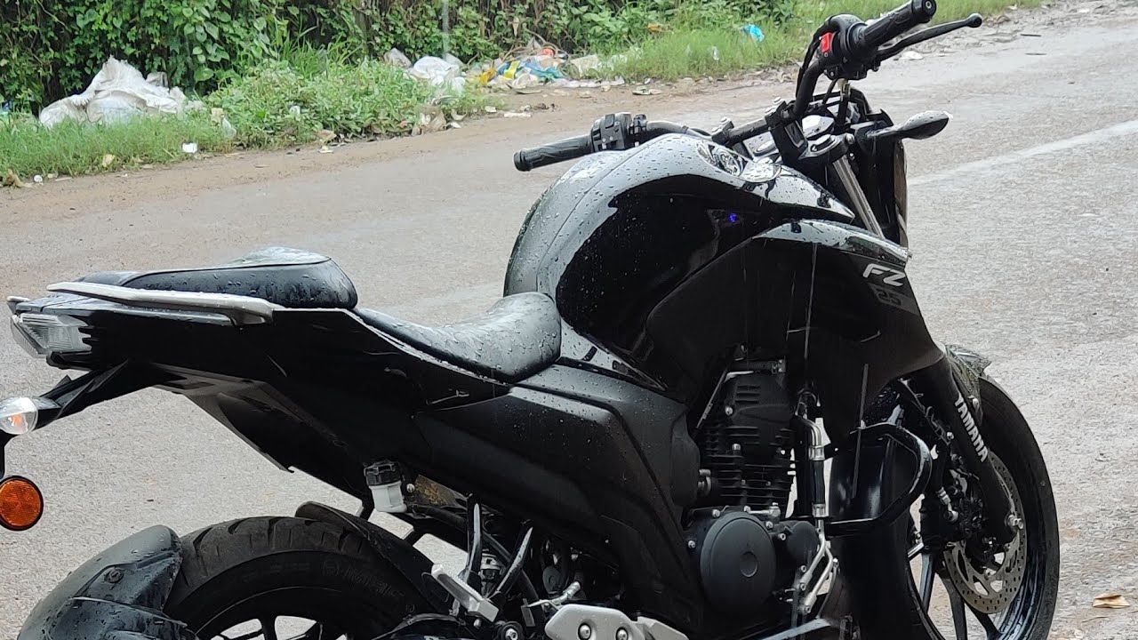 #shorts #fz25 walkaround in heavy rains|2k kms done review mileage subscribe like share #fz25guy