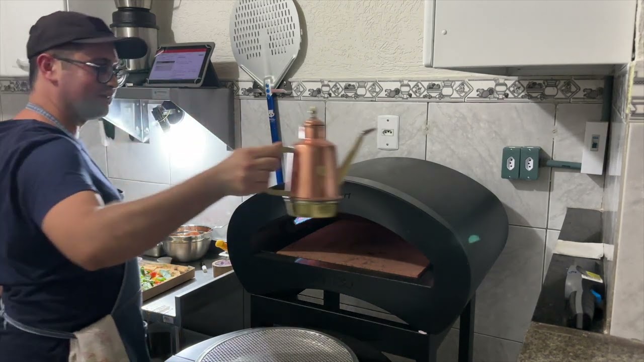 Delivery de pizza em casa! Forneria Guarapari Utilizando o forno New Nero Performance.