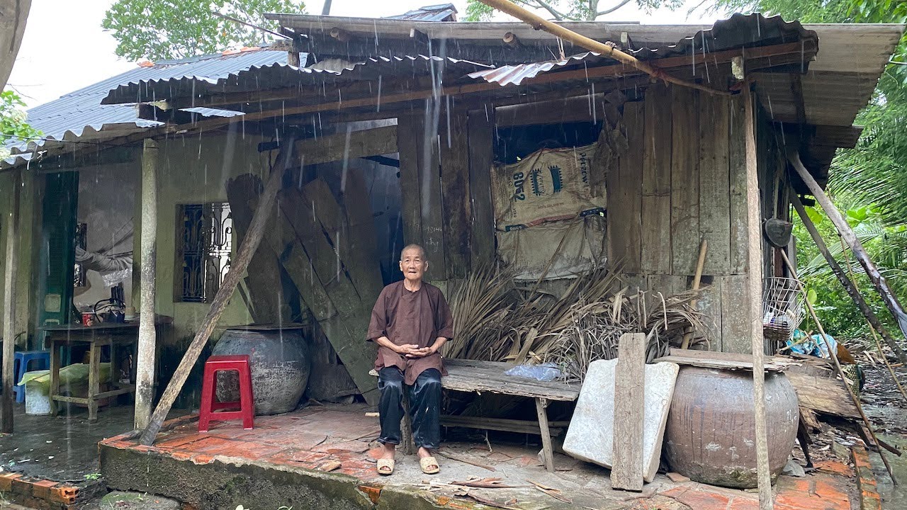 Đứa con bất hiếu bán nhà gom sạch tiền rồi đẩy mẹ già lâm cảnh vô gia cư