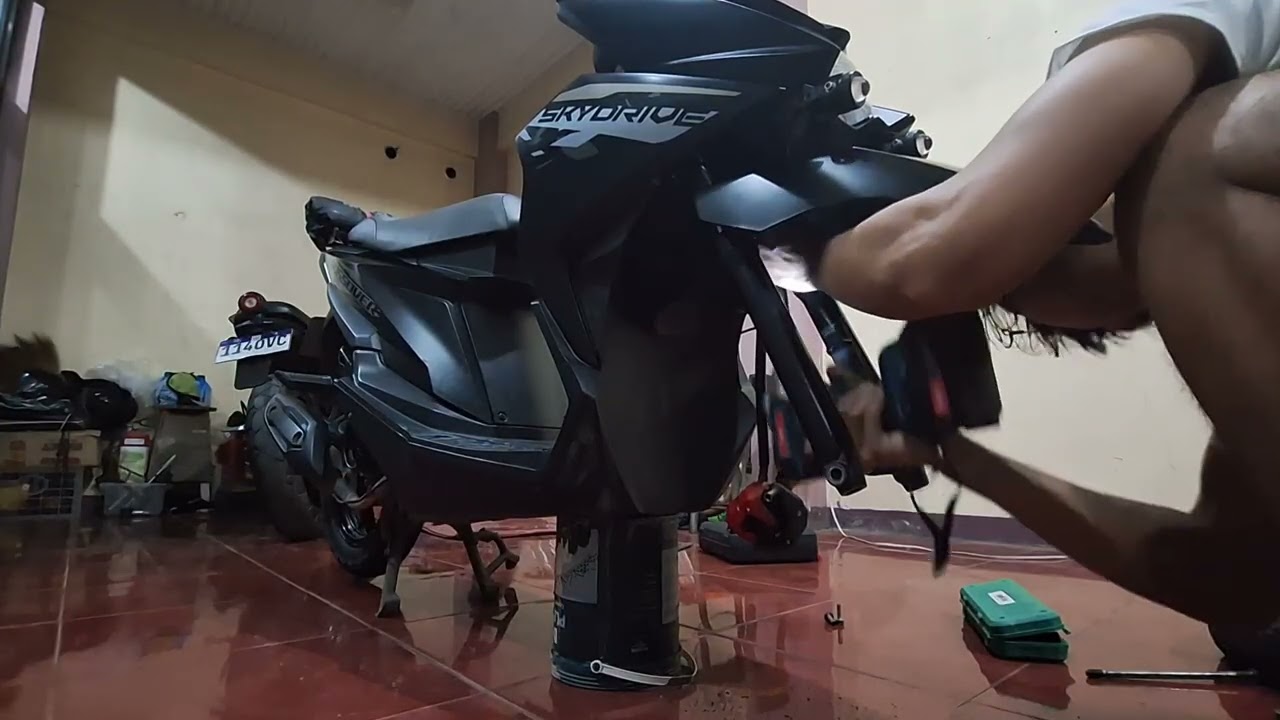 Front Suspension Fix: Replacing Front Forks On Suzuki Skydrive Crossover (Tagalog)