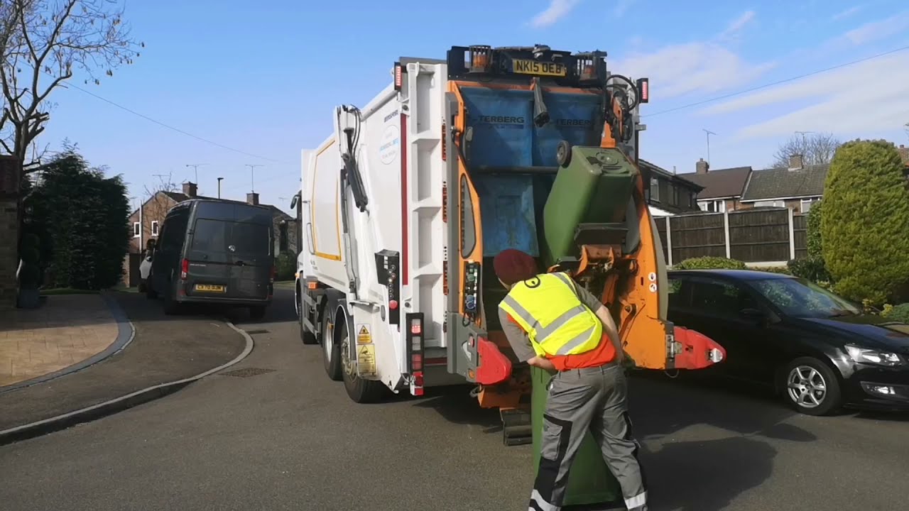 Veolia Mercedes Econic Bin lorry on Garden Waste, NK15 OEB