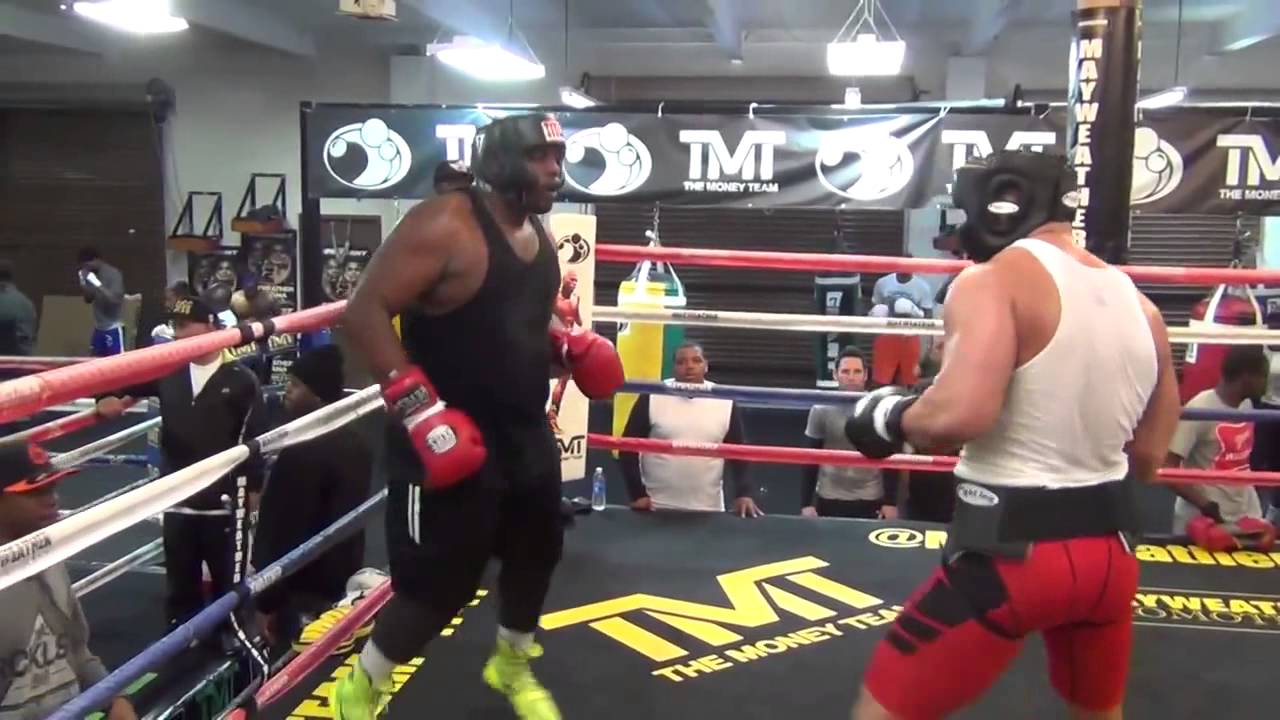 Amateur heavyweights slug it out at the Mayweather Boxing Club