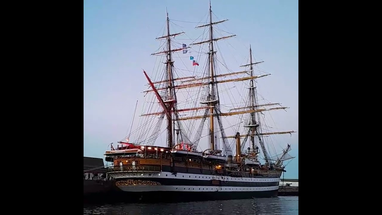 Buque escuela italiano Am&eacute;rico Vespucio en Valpara&iacute;so IV.