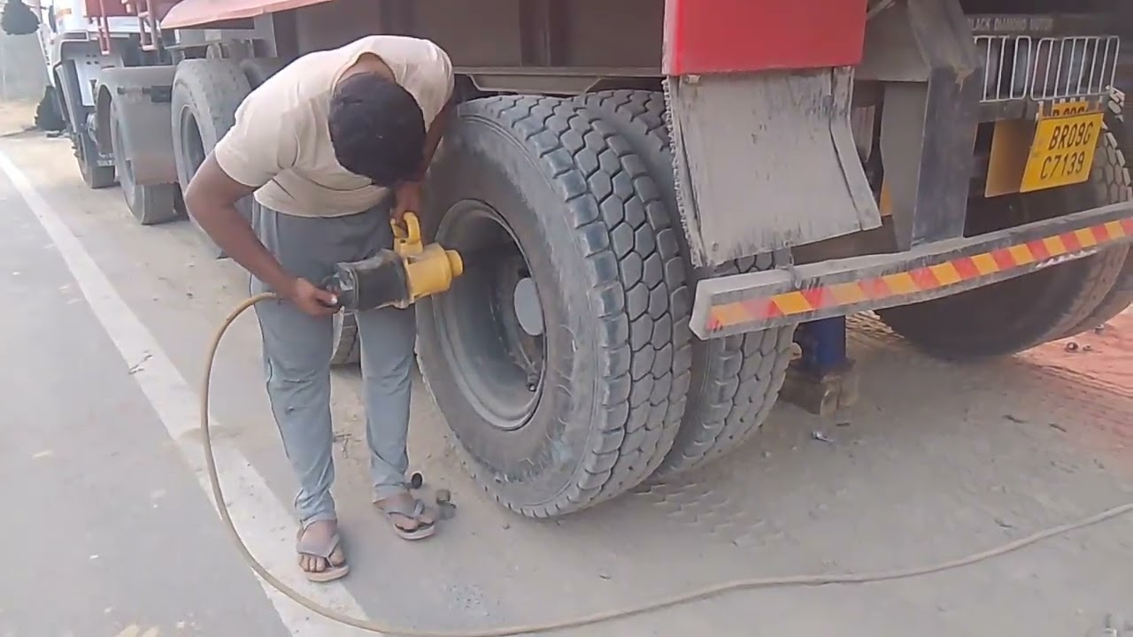 Truck ke tailor ka tyre machine se khol tight