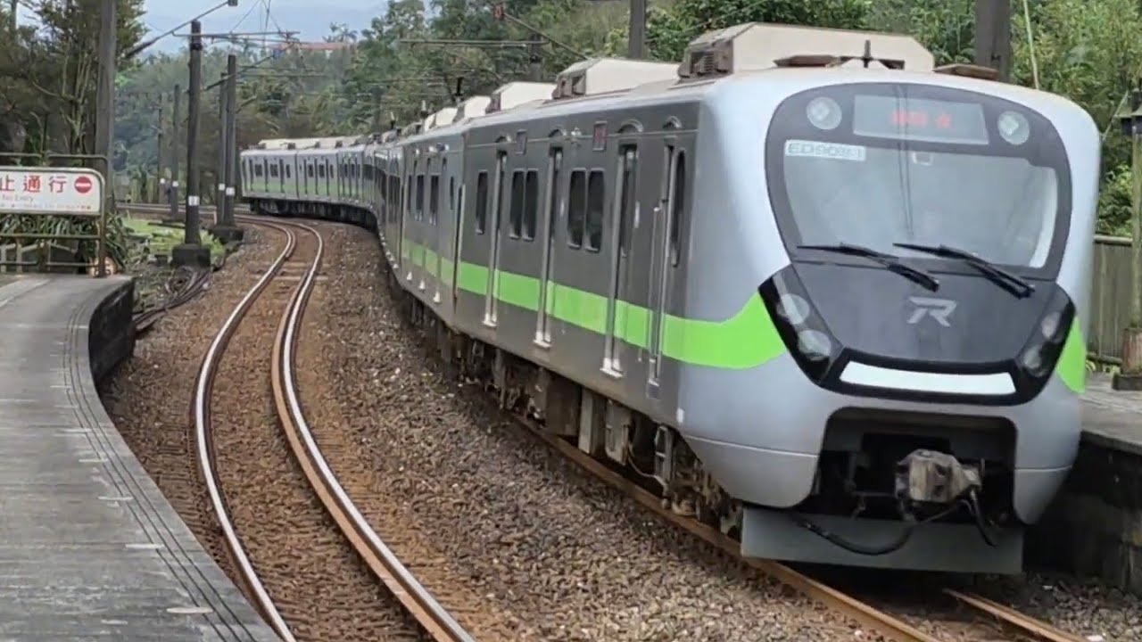 4019次和平發車經由北迴線開往樹林的銀綠色微笑號EMU900型十輛一編組EMU903區間快車
