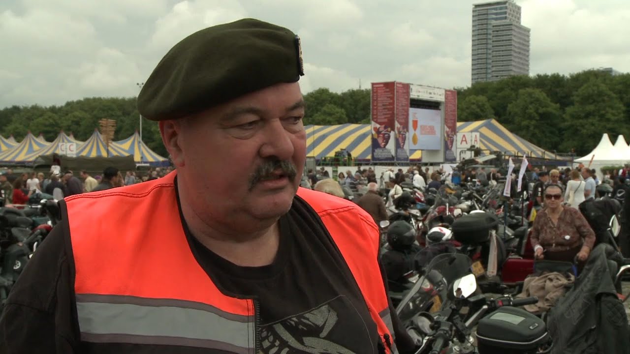 Oorverdovende entree Veteranen Motorclub op Veteranendag