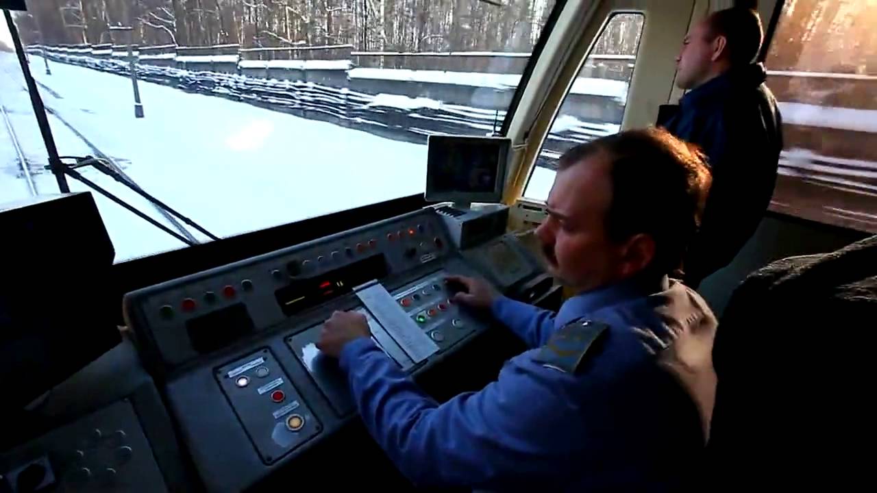 В кабине машиниста московского метро. Кабина метропоезда Русич
