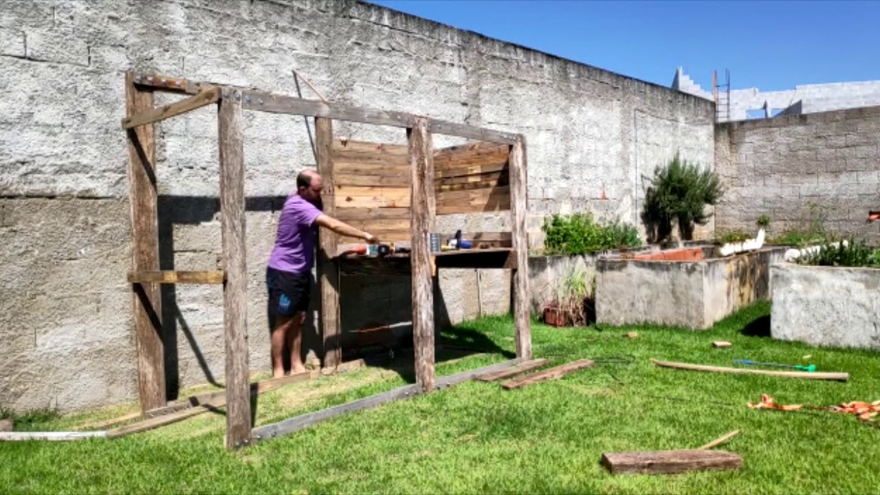 Construção do galinheiro mais barato feito com paletes para pequenos espaços