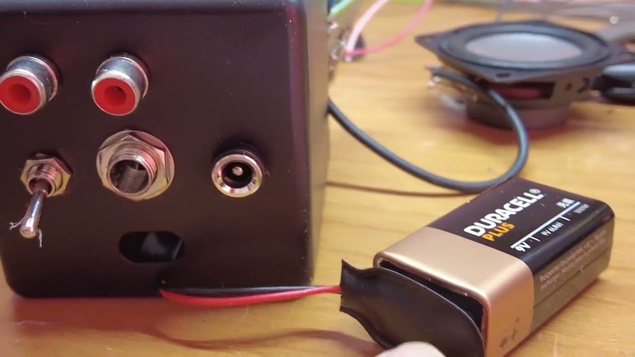 Recuperiamo dalle mini casse per pc guaste la cassa passiva e costruiamole un mini amplificatore 1W