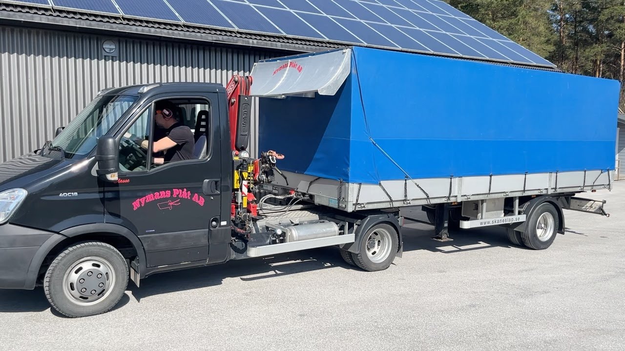 Köp Dragbil med trailer Iveco Daily 40-C18 med kran på Klaravik