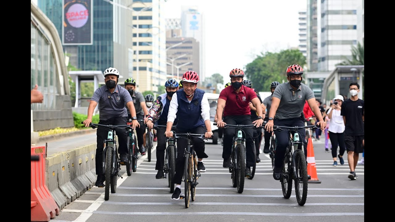 Momen Presiden Jokowi Bersepeda di Kawasan CFD Sudirman-Thamrin, 15 Januari 2023