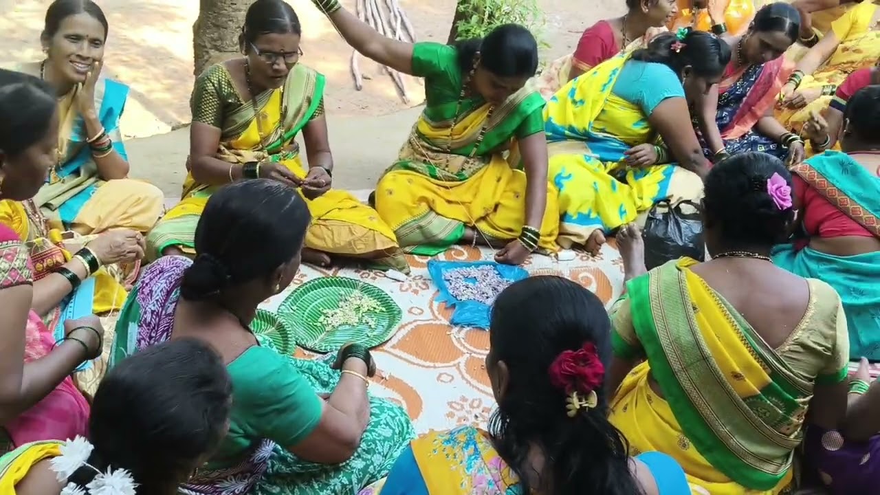 मुंडावळ्या करतांना बायकांनी बोलली लग्नाची गाणी #कोकण #revativlogs #wedding #kokani #लग्नाचीगाणी 