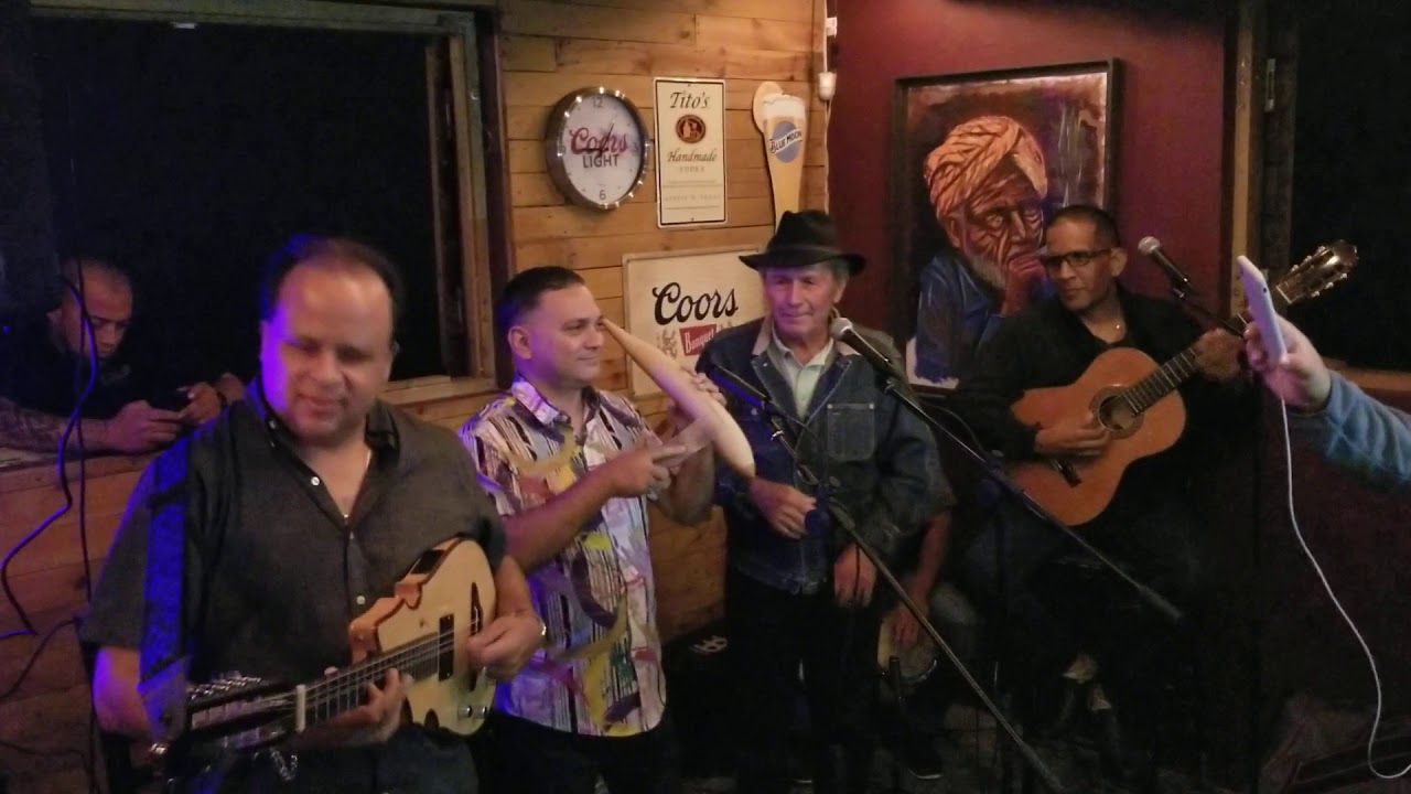 Aguinaldo Cagueño Canta Juan y Juradito en el Cuatro